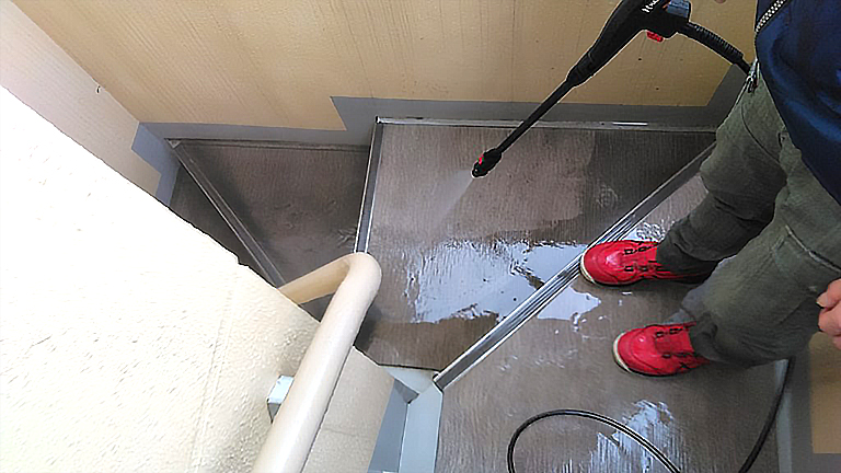 階段の汚れは定期的な清掃により清潔さを保ちます。